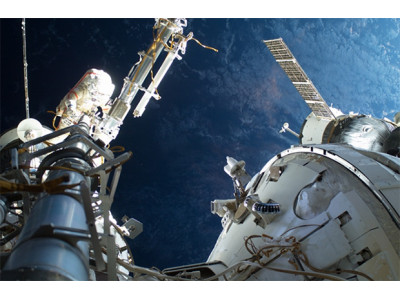 Российские космонавты могут получить планшеты для работы в открытом космосе
