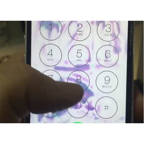 Пятна на айфоне. Фиолетовое пятно на экране телефона. Фиолетовые пятна на экране смартфона. Пятно на экране айфона. Пятна на экране айфона 11.